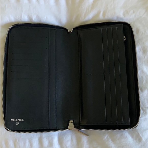 CHANEL Black, quilted patent leather wallet. - Picture 11 of 11